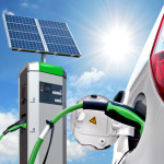 Elektroauto an Solartankstelle mit Solarpanel